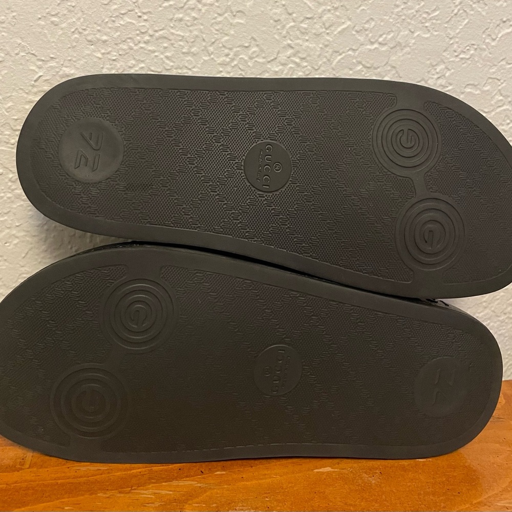GUCCI INTERLOCKING G LOGO RUBBER SLIDES - Picture 4 of 4